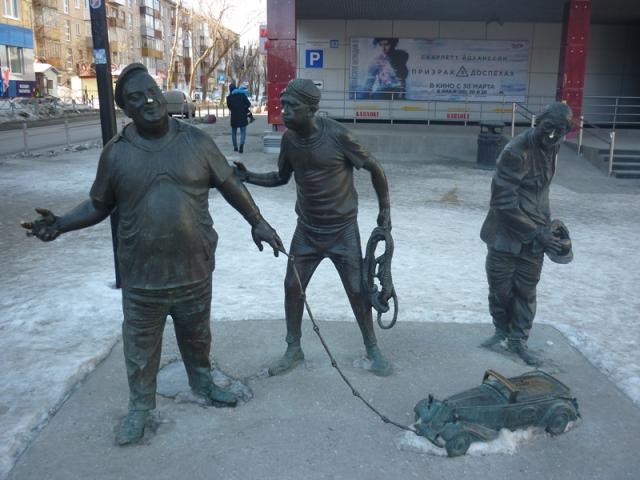 Город Пермь. Эта троица встречает зрителей перед входом в кинотеатр.